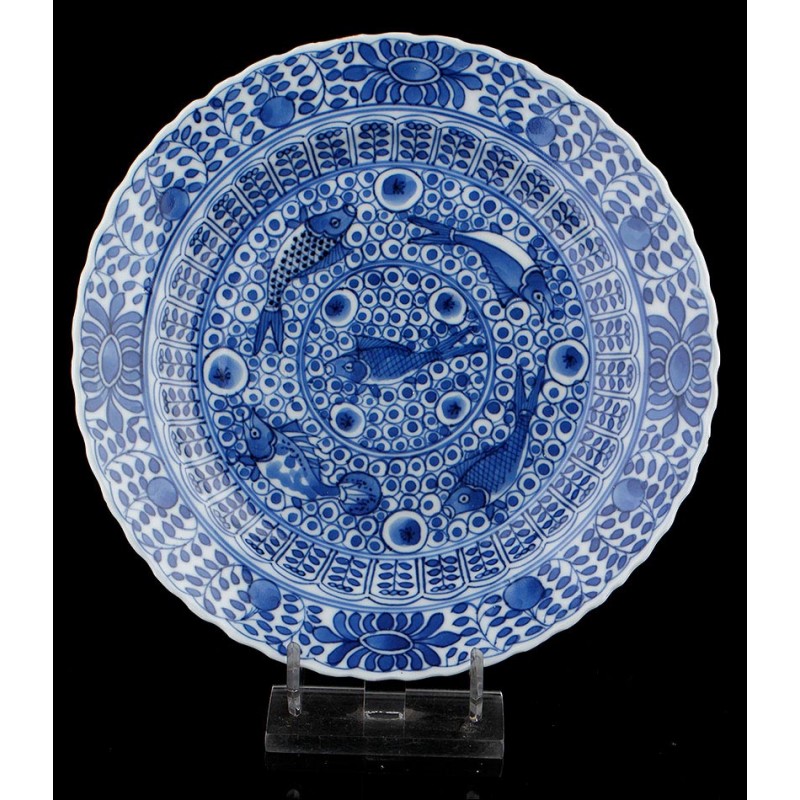 Bellísimo Plato de Porcelana Azul y Blanca con Sello de Kangxi. China, Siglo XVII-XVIII