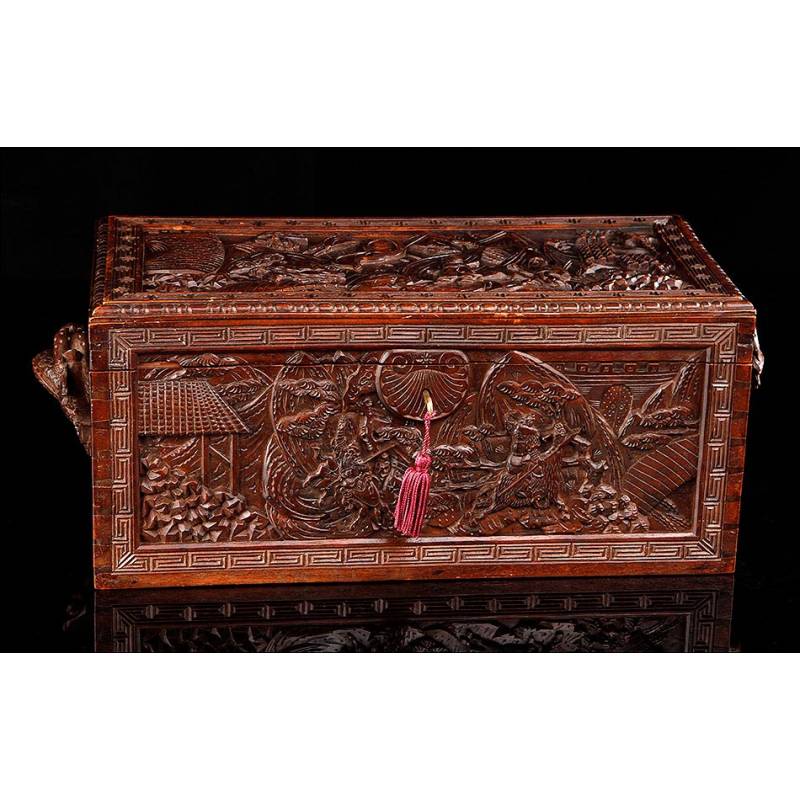 Baúl de madera frontal tallado color marrón -Baúles, Cajas y Cestas