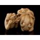 Antiguo Netsuke de Marfil Tallado a Mano con Dos Leones de Fú. Japón, Circa 1900