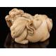 Antiguo Netsuke de Marfil Tallado a Mano con Dos Leones de Fú. Japón, Circa 1900