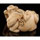 Antiguo Netsuke de Marfil Tallado a Mano con Dos Leones de Fú. Japón, Circa 1900