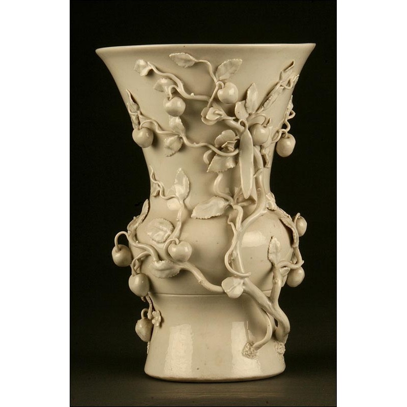 Beautiful China White Porcelain Vase. Late XIX Century. With Peaches Decoration