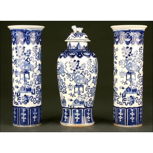 Elegant Chinese Blue and White Porcelain Vase and Urn Set. Forties of the XX Century