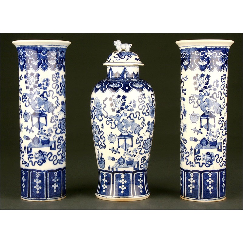 Elegant Chinese Blue and White Porcelain Vase and Urn Set. Forties of the XX Century