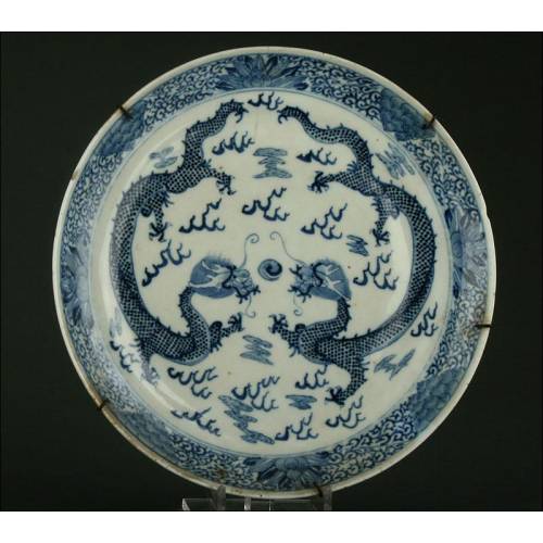 Delicate Chinese Blue and White Porcelain Dish, Mid XIX Century. Hand Decorated