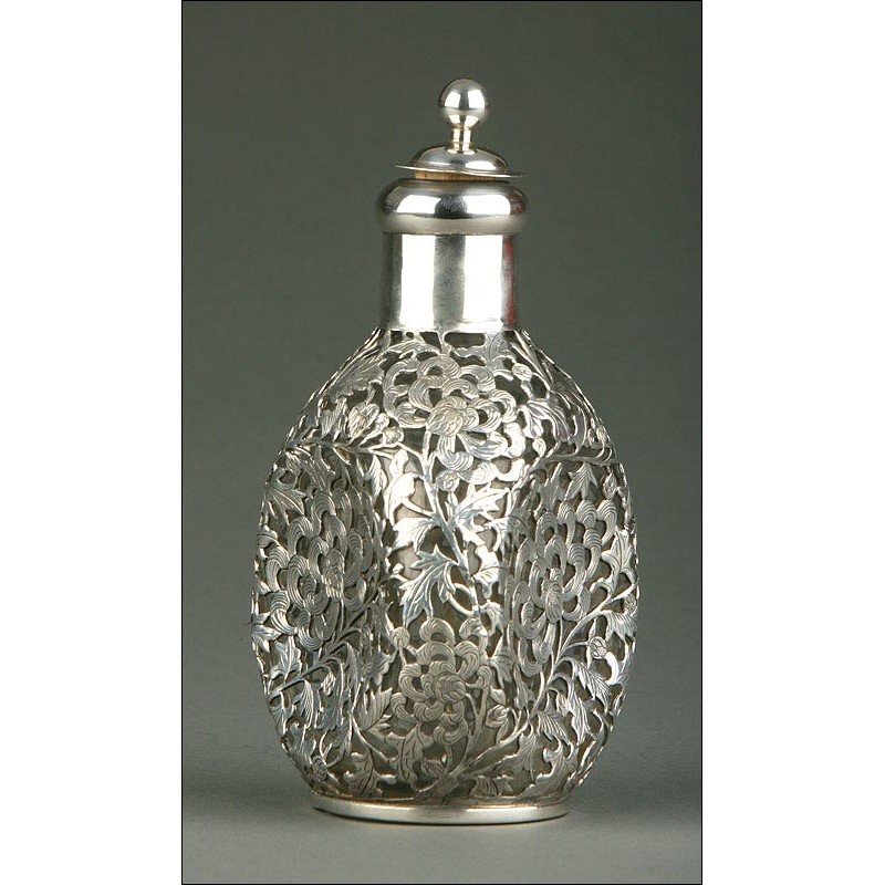 S. XIX. Chinese Bottle Covered in Blown Glass Silver. Contrasted in the Base.