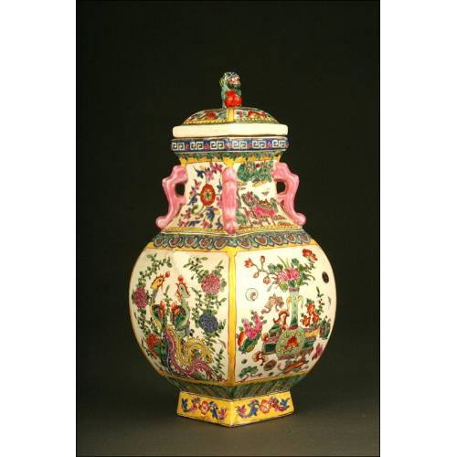 Decorative Chinese Hand Painted Porcelain Piece. With Kangxi mark. XX Century