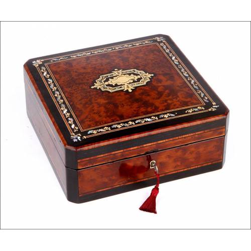 Precious Root Wood Box with Boulle Marquetry. France, XIX Century