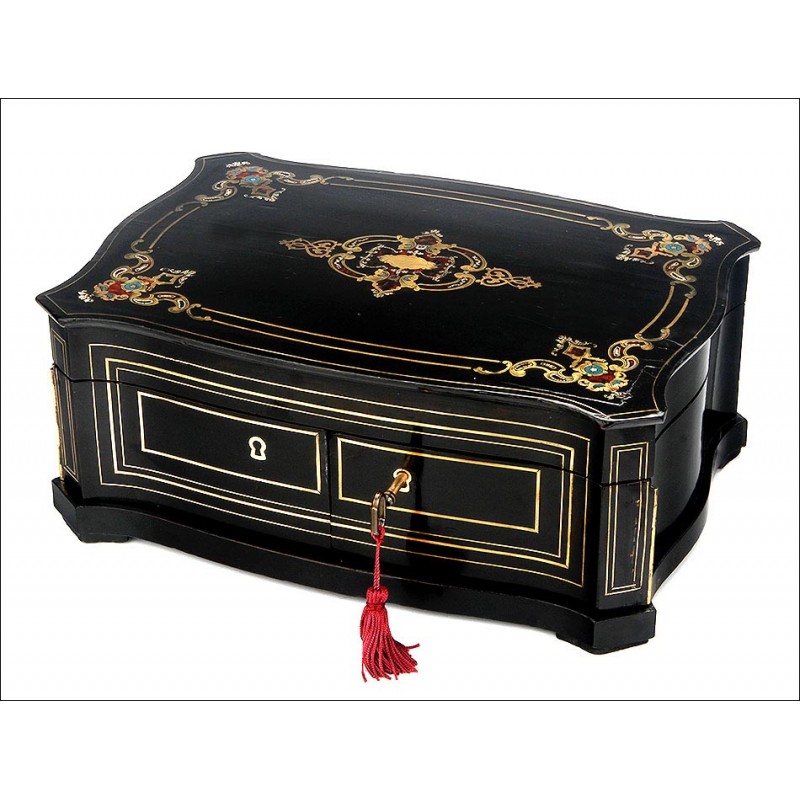 Important Jewelry Box with Boulle Marquetry and Capitoné Upholstery. France, XIX Century