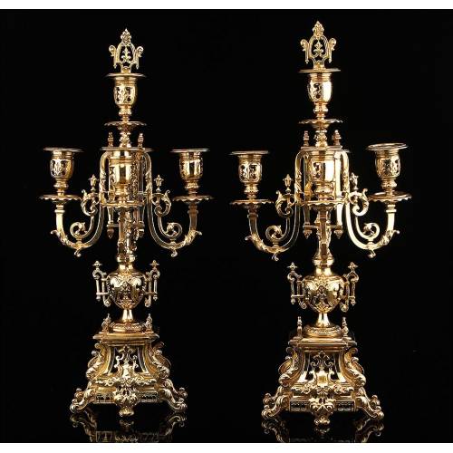 Elegante Pareja de Candelabros Antiguos de Bronce. Francia, Siglo XIX