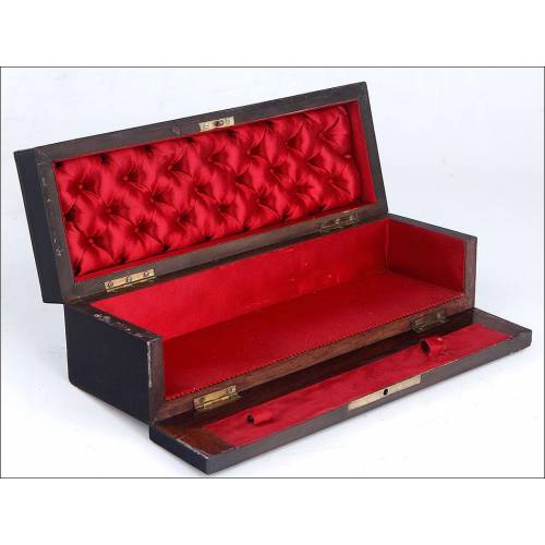 Delicate Antique Glove Box in Fantastic Condition. XIX Century.