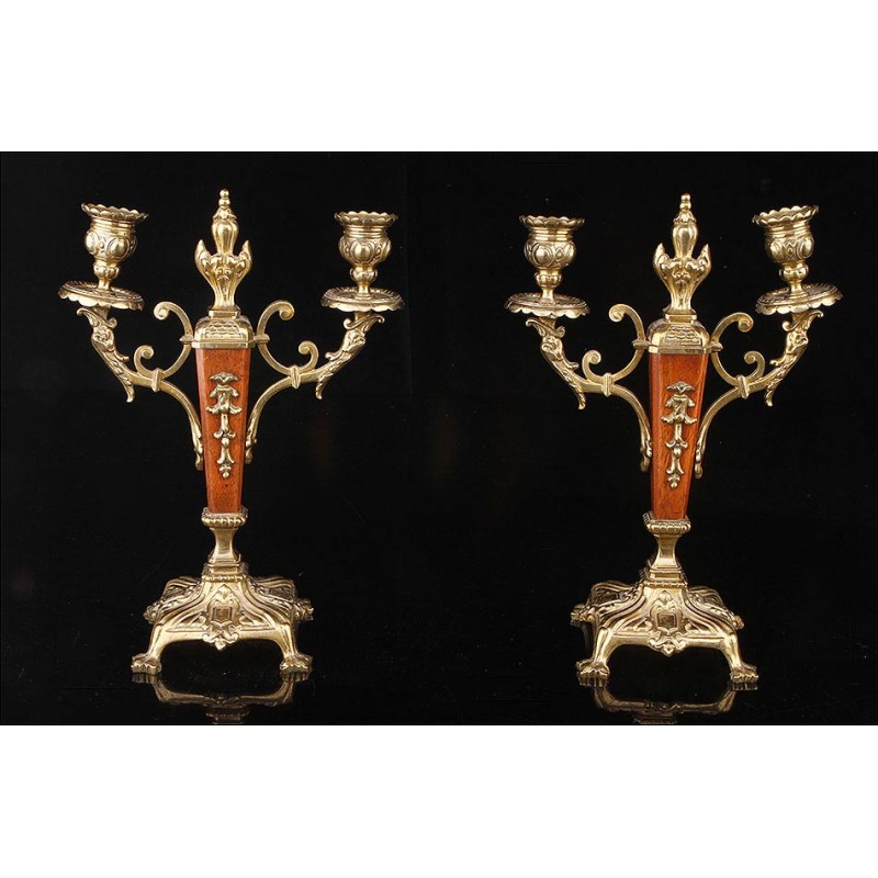 Bonita Pareja de Candelabros de Caoba y Latón Dorado. Francia, Circa 1900