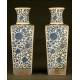 Elegante Pareja de Vasos Chinos en Porcelana Azul y Blanca, Siglo XIX. Sello Imperial de Qianlong