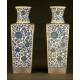 Elegante Pareja de Vasos Chinos en Porcelana Azul y Blanca, Siglo XIX. Sello Imperial de Qianlong