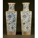 Elegante Pareja de Vasos Chinos en Porcelana Azul y Blanca, Siglo XIX. Sello Imperial de Qianlong