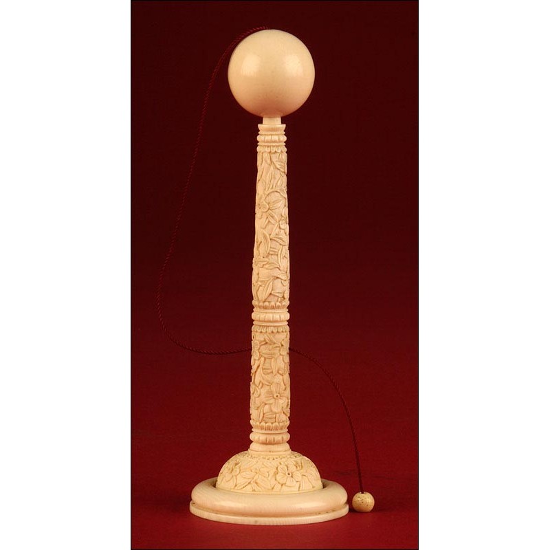 Chinese Stick and Ball Game in Ivory. XIX Century. Hand Carved.