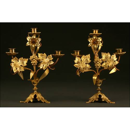 Pareja de Candelabros de Latón Dorado del Año 1900. Hechos a Mano con Motivos Florales